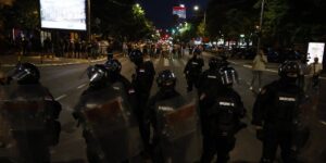 Izvor: Foto Informer-poliijsko obzbeđenje nelegalnih skupova