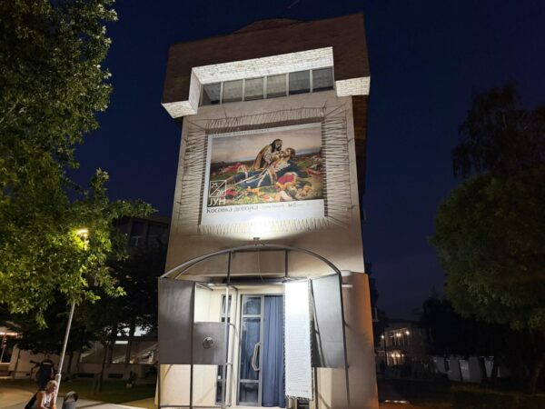 Veliko interesovanje za „Kosovku devojku“: Izložba u Leskovcu otvorena do ponoći