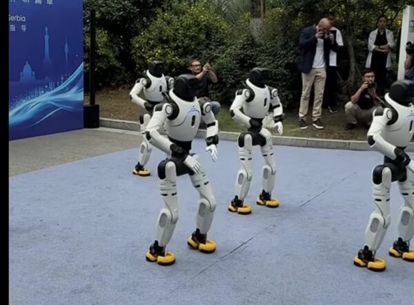 Roboti Milutin i Dragutin večeras igraju „Moravac“ u centru Leskovca