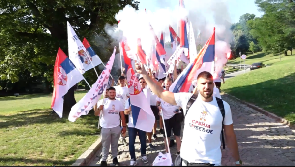 Građani peške krenuli ka Beogradu na skup „Srbija, jedna porodica“